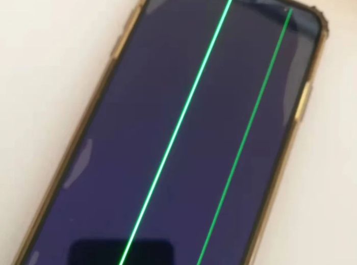 手机屏幕突然出现一条绿线怎么办？是手机软件问题还是硬件问题？